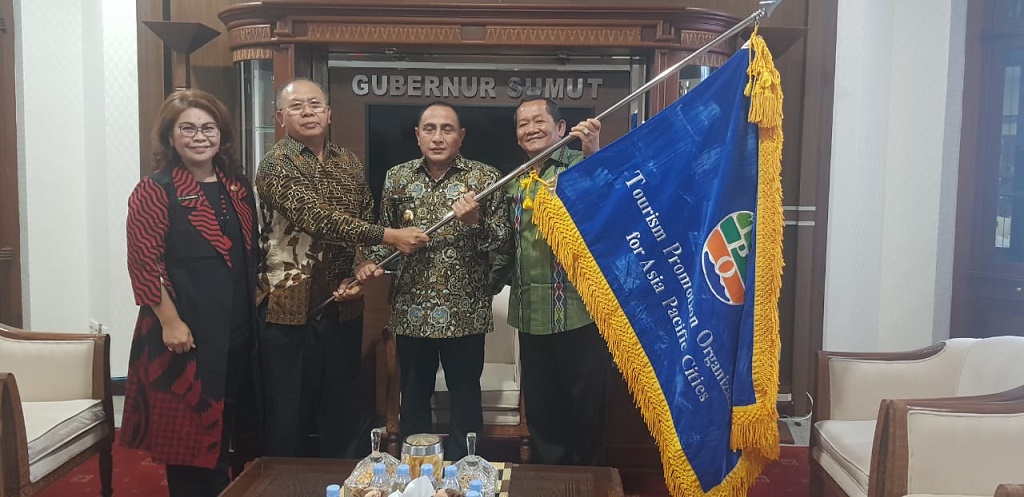 Bupati Sergai dan Samosir Serahkan Bendera TPO Kepada Gubsu.