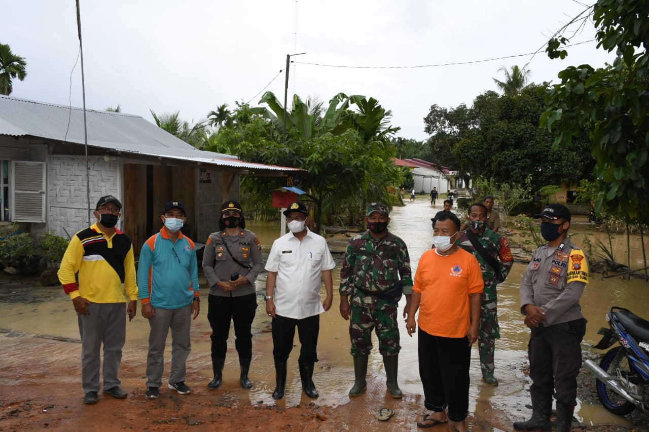 Respons Cepat Tangani Banjir, Pjs. Bupati Sergai Tinjau dan Beri Bantuan ke Masyarakat