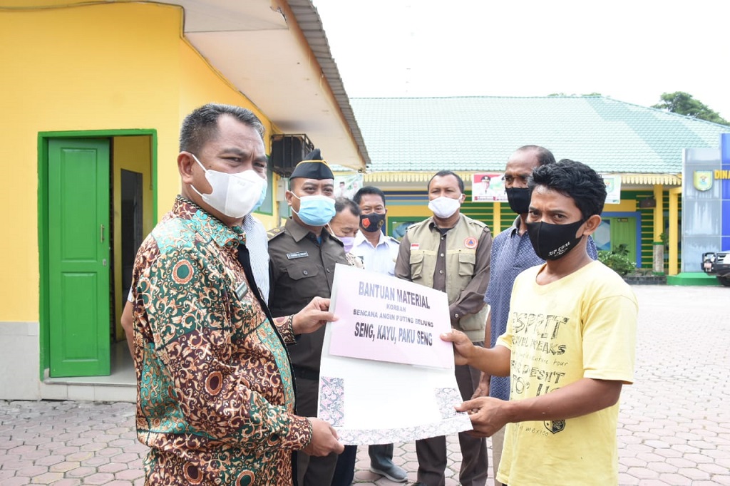 Peduli Masyarakat Korban Bencana, Bupati Sergai Serahkan Bantuan Material Bangunan