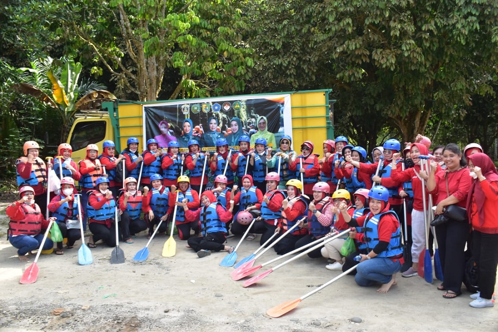 Uji Adrenalin, TP PKK Sergai Jajal Arung Jeram Sambil Promosi Wisata