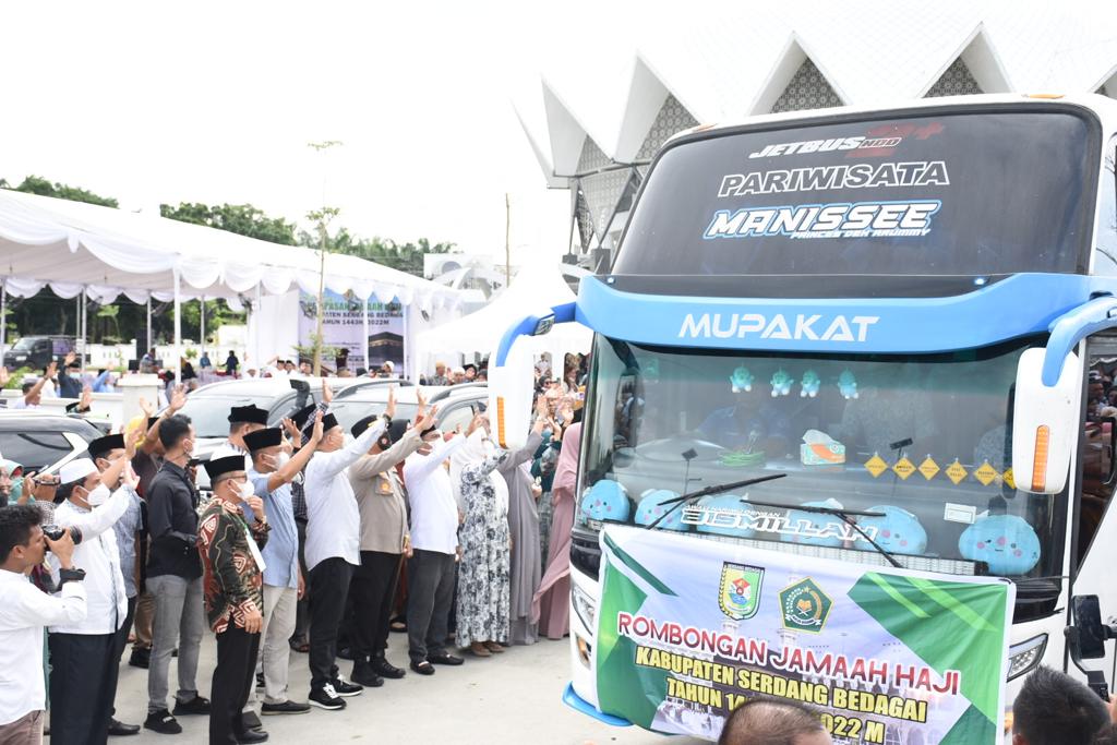 Lepas Calon Jamaah Haji, Bupati Sergai : ” Semoga Pergi dan Kembali Dalam Keadaan Selamat serta Sehat “