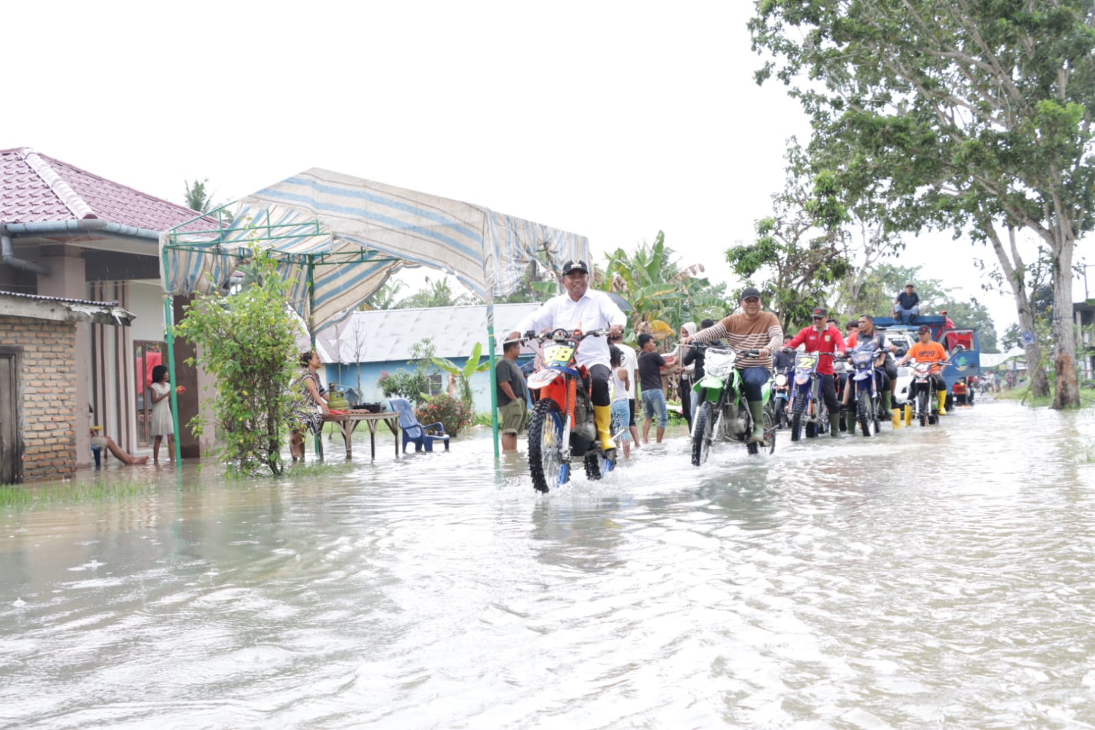 Pantau Kondisi Banjir, Bupati Sergai Makan Bersama Warga Pengungsi