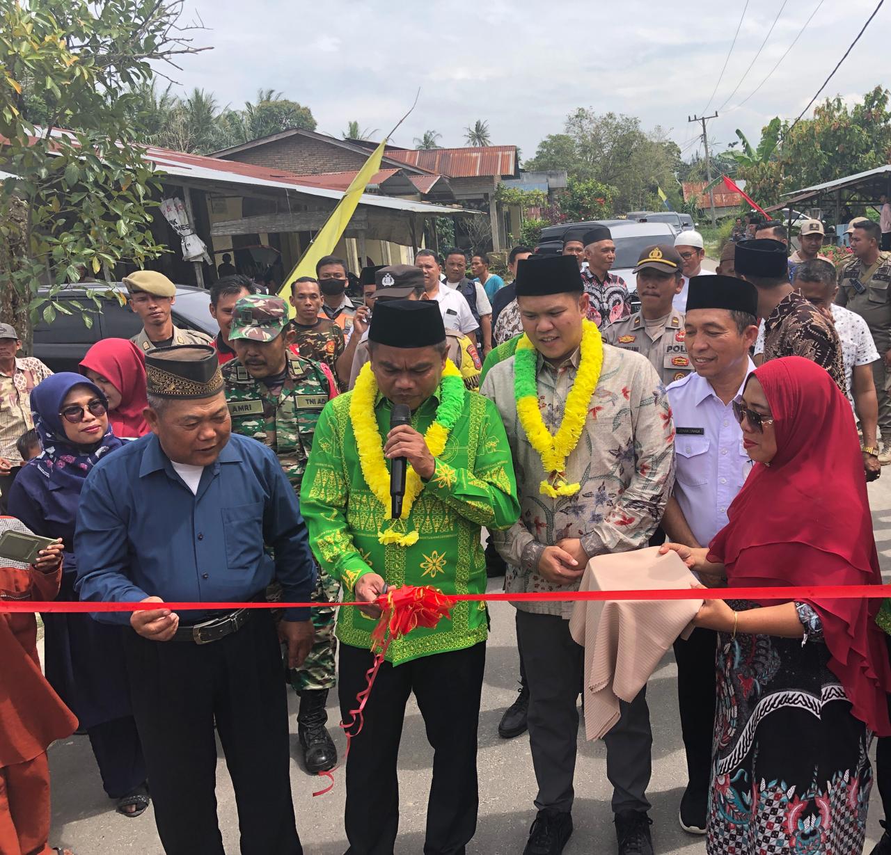 Resmikan Jalan Desa Pematang Ganjang, Bupati dan Wabup Sargai Harap Masyarakat Merawat dan Menjaga Pembangunan