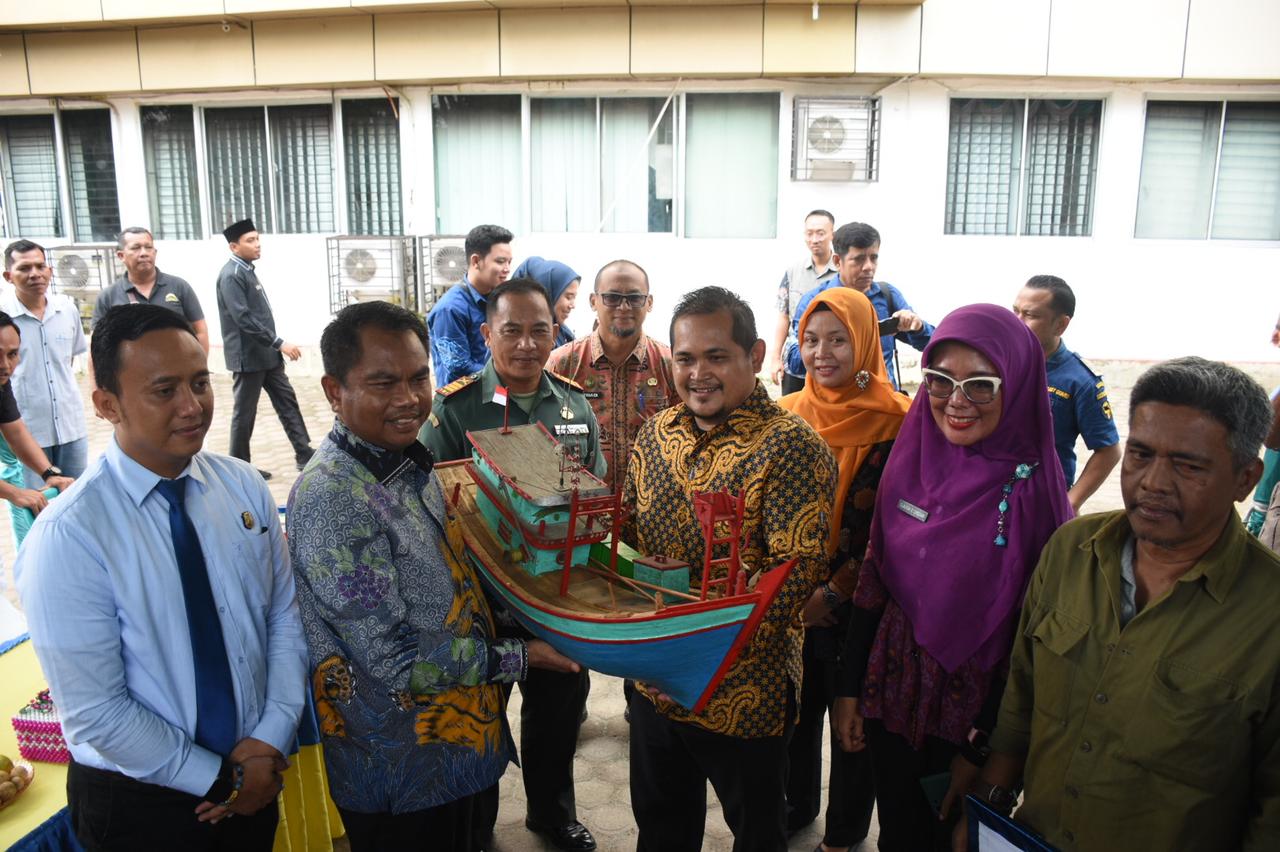 Bupati Sergai Serahkan Bantuan Perahu Penangkap Ikan