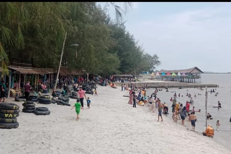 Libur Lebaran Idulfitri 1445 Hijriah, Pengunjung Padati Objek Wisata Pantai di Serdang Bedagai   