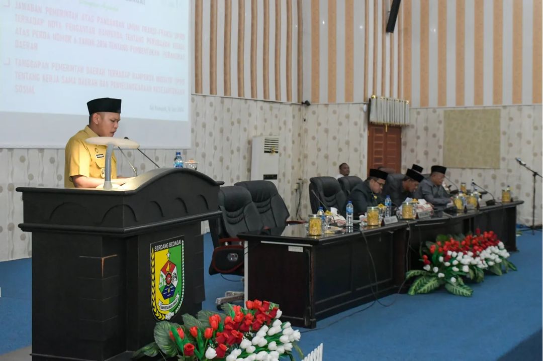 Di Rapat Paripurna DPRD Sergai, Wabup Adlin Tambunan Sampaikan Jawaban atas Pandangan Umum Fraksi