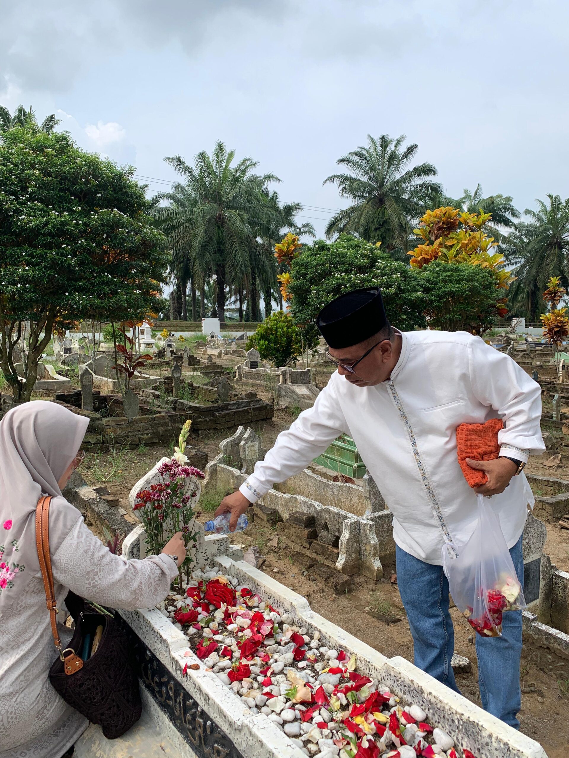 Mohon Restu Awali Tugas Sebagai Pjs. Bupati Sergai, H Parlindungan Pane  Ziarah ke Makam Orang Tua