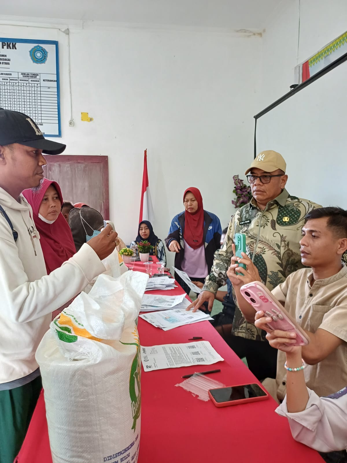 Pjs. Bupati Sergai Pantau Penyaluran Bantuan Beras Bulog di Desa Kota Pari